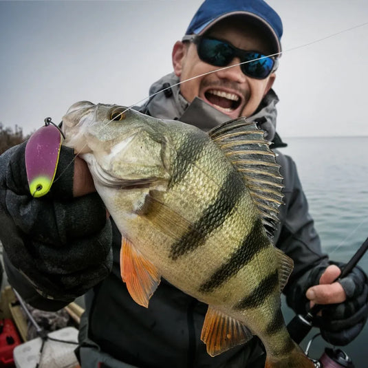 Angler mit großem Fisch – erfolgreicher Fang