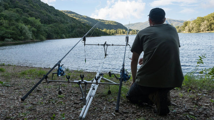 Angler mit Ausrüstung am Ufer