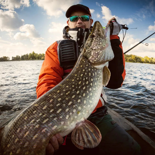 Angler präsentiert Fisch am See