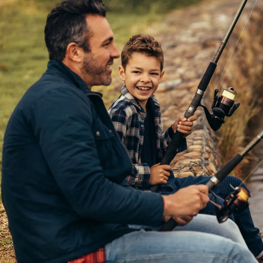 Vater verbringt mit Sohn zeit beim Anglen
