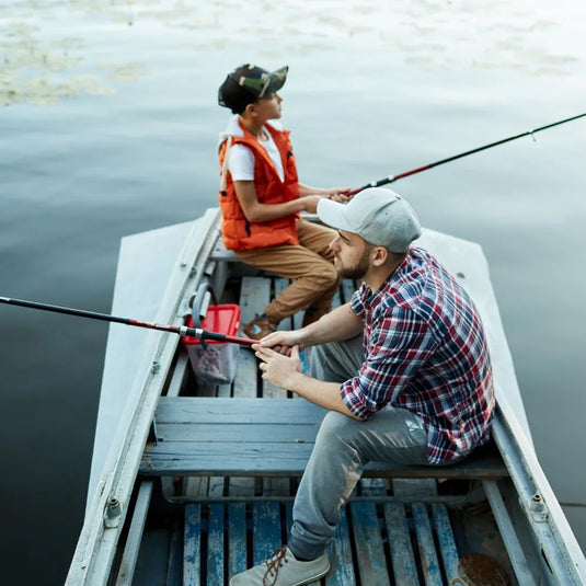 Angler im Boot mit Fang – echte Angelerfahrung