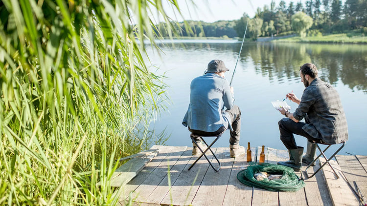 Angler am Gewässer beim gemeinsamen Angeln